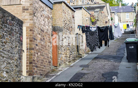 Tücher Tücher trocknen auf einer Linie in einer Gasse. Stockfoto