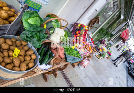 Obst und Gemüse für den Verkauf auf eine außerhalb der Abschaltdruck. Stockfoto