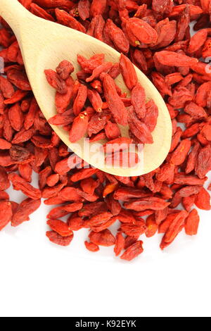 Zusammensetzung von getrockneten Goji Beeren auf einem Löffel aus Holz Stockfoto