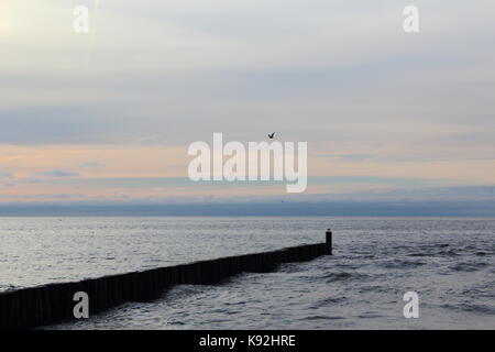 Die Leiste an der Ostsee Strand von Ustronie Morskie, Polen in der Abenddämmerung Stockfoto