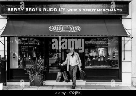 Ein älterer Mann verlässt das Berry Bros und Rudd Wein & Geist Kaufmann, Pall Mall, London, UK Stockfoto