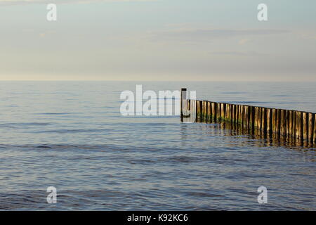 Die Leiste an der Ostsee Strand von Ustronie Morskie, Polen in der Abendsonne Stockfoto