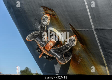 Großer Anker auf einem Schiff im Hafen von Szczecin. Stockfoto