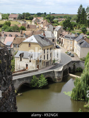 FRESNAY-SUR-SARTHE, 14. JULI 2017: Blick auf die Altstadt von Fresnay auf dem Fluss Sarthe von der Burgruine. Es ist eine kleine historische Stadt. Stockfoto