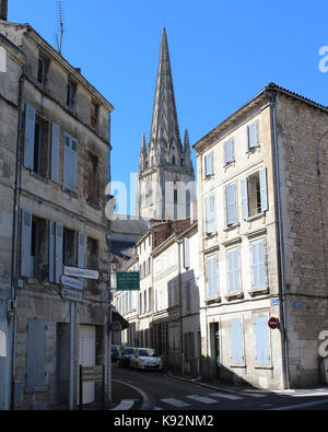 NIORT, Frankreich, 16. JULI 2017: Blick auf den Straßen in der historischen Altstadt von Niort, die Kirche von Notre Dame. Niort ist groß Stadt in Deux-Sèvres. Stockfoto