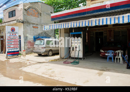 Eine Tankstelle/Tankstelle, in einer Straße von Phnom Penh, Kambodscha. Keine Kunden sind am Bahnhof Brennstoff für ihre Autos zu erhalten. Süd Ost Asien. Stockfoto