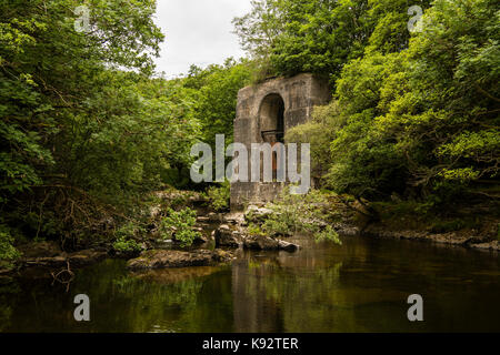 Die Reste der alten Eisenbahnbrücke über den Fluss Wye in der Nähe von Rhayader in Powys Mid Wales UK. Die Bahnstrecke wurde 1962 geschlossen. Stockfoto