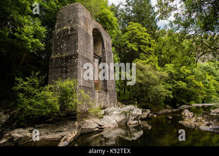 Die Reste der alten Eisenbahnbrücke über den Fluss Wye in der Nähe von Rhayader in Powys Mid Wales UK. Die Bahnstrecke wurde 1962 geschlossen. Stockfoto