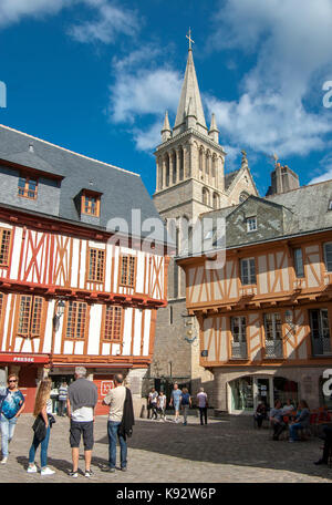 Heinrich IV. Square mit bunten mittelalterlichen Häuser in Vannes, Morbihan, Bretagne, Frankreich Stockfoto