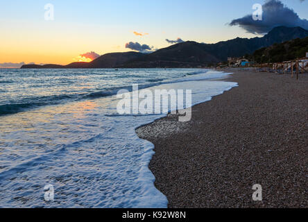 Schönen Sommer Meer Sonnenuntergang Landschaft auf borsh Strand, Albanien. Stockfoto