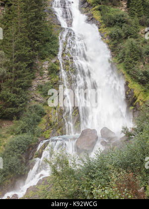 Wasserfall in den österreichischen Alpen - Stuibenfall Stockfoto