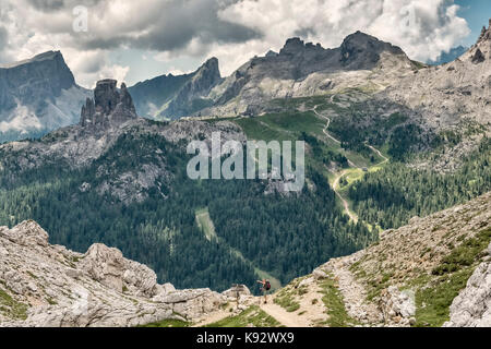 Die Dolomiten, Norditalien. Ein Wanderer auf der Alta Via 1 lange Abstand weg, mit den Türmen der Cinque Torri im Hintergrund Stockfoto