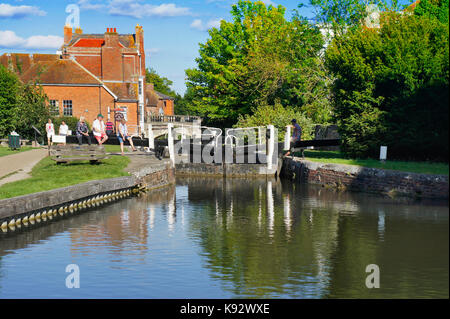 Newbury, Großbritannien - 27 August 2017: Katastrophengebieten entspannt durch eine Sperre auf dem Kanal in Newbury an einem Sommertag Stockfoto