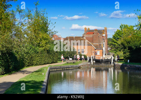 Newbury, Großbritannien - 27 August 2017: Katastrophengebieten entspannt durch eine Sperre auf dem Kanal in Newbury an einem Sommertag Stockfoto