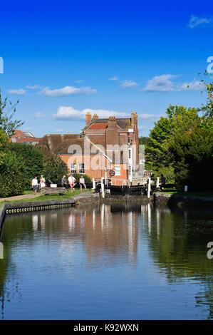 Newbury, Großbritannien - 27 August 2017: Katastrophengebieten entspannt durch eine Sperre auf dem Kanal in Newbury an einem Sommertag Stockfoto