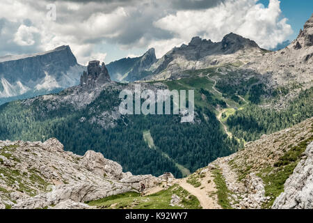 Die Dolomiten, Norditalien. Ein Wanderer auf der Alta Via 1 lange Abstand weg, mit den Türmen der Cinque Torri im Hintergrund Stockfoto