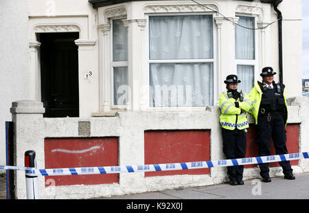 Polizei außerhalb einer Immobilie in Thornton Heath, South London, nachdem ein Jugendlicher wurde von den Detektiven untersucht die Parsons Green Terroranschlag festgehalten, womit sich die Zahl der Personen, die sechs gehalten wird. Stockfoto