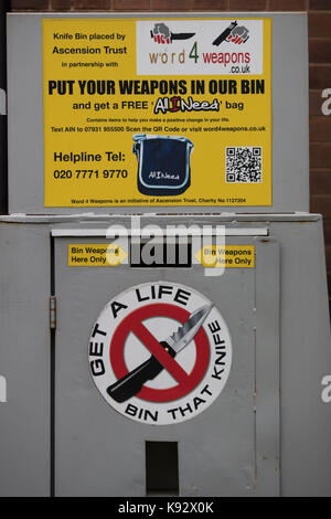 Ein Messer Kapitulation bin außerhalb der Kirche des Neuen Testaments von Gott in Brookfield, Birmingham, West Midlands Polizei angezeigt Die neuesten Waffen, die aus der Region Messer Kapitulation Mülltonnen geleert wurden. Stockfoto