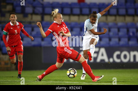 England's Nikita Parris (rechts) ein Schuss trotz der Aufmerksamkeit der Russischen Anna Belomyttseva Stockfoto