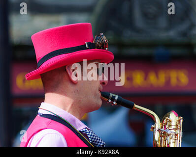 Männliche Musiker aus dem passgang Band Saxophon am Grassmarket während des Edinburgh International Fringe Festival, Schottland, Großbritannien Stockfoto