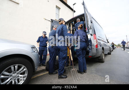 Polizei außerhalb einer Immobilie in Thornton Heath, South London, nachdem ein Jugendlicher wurde von den Detektiven untersucht die Parsons Green Terroranschlag festgehalten, womit sich die Zahl der Personen, die sechs gehalten wird. Stockfoto