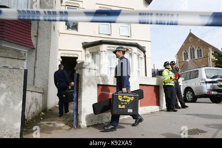 Polizei außerhalb einer Immobilie in Thornton Heath, South London, nachdem ein Jugendlicher wurde von den Detektiven untersucht die Parsons Green Terroranschlag festgehalten, womit sich die Zahl der Personen, die sechs gehalten wird. Stockfoto