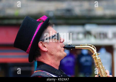 Männliche Musiker aus dem passgang Band Saxophon am Grassmarket während des Edinburgh International Fringe Festival, Schottland, Großbritannien Stockfoto