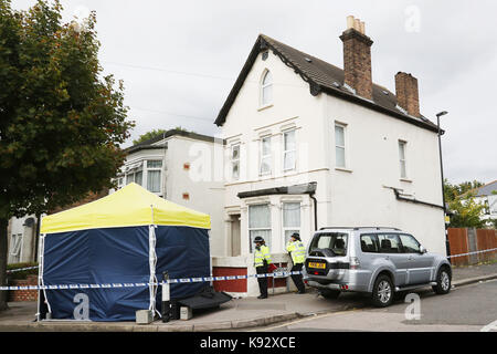 Eine forensische Zelt außerhalb einer Immobilie in Thornton Heath, South London, nachdem ein Jugendlicher wurde von den Detektiven untersucht die Parsons Green Terroranschlag festgehalten, womit sich die Zahl der Personen, die sechs gehalten wird. Stockfoto