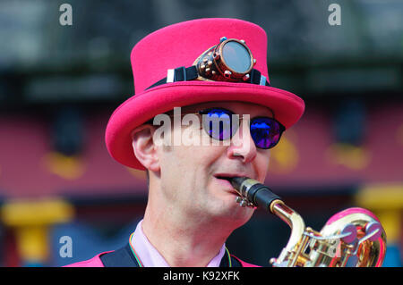 Männliche Musiker aus dem passgang Band Saxophon am Grassmarket während des Edinburgh International Fringe Festival, Schottland, Großbritannien Stockfoto