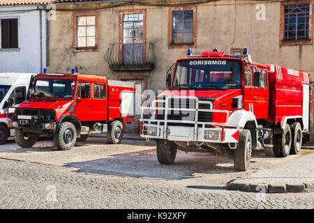 Zwei portugiesische Feuer Lkw auf der Straße geparkt Stockfoto