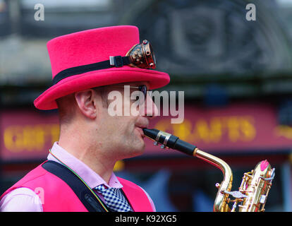 Männliche Musiker aus dem passgang Band Saxophon am Grassmarket während des Edinburgh International Fringe Festival, Schottland, Großbritannien Stockfoto