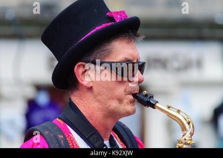 Männliche Musiker aus dem passgang Band Saxophon am Grassmarket während des Edinburgh International Fringe Festival, Schottland, Großbritannien Stockfoto