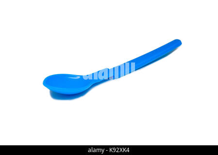 Die hellen, blauen Kunststoff baby Löffel isoliert Stockfoto