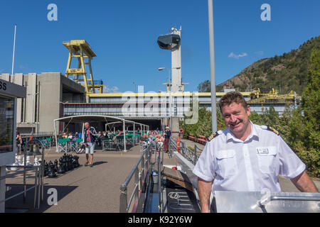 Rumänien, Donau, Eisernen Tor Nr. 1, Kapitän am Steuer Stockfoto