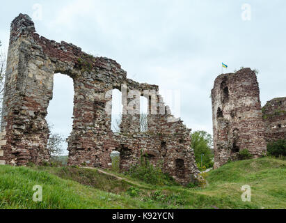 Buchach Burgruine mit ukrainischen Flagge, Oblast Ternopil, Ukraine. Aus dem 14. Jahrhundert. Stockfoto