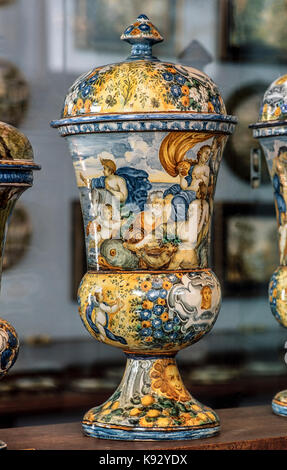 Italien Abruzzen Loreto Aprutino Acerbo Keramik Museum - Vase mit Deckel historisierende Stockfoto