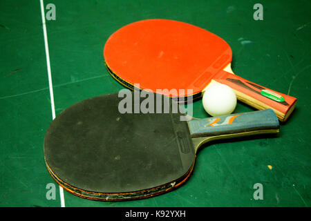 Tischtennis oder Ping pong Schläger und Bälle auf dem Tisch. Stockfoto