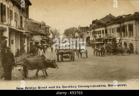 159507 KITLV Ochsenkarren und Rikschas auf New Bridge Road in Singapur ca. 1900 Stockfoto