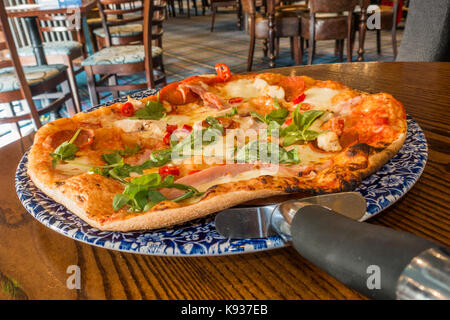 Frische Pizza nur diente, auf einen ruhigen Nachmittag von JD Wetherspoon Pub Restaurant (oft als Wetherspoons), Stamford, Lincolnshire, England, UK. Stockfoto