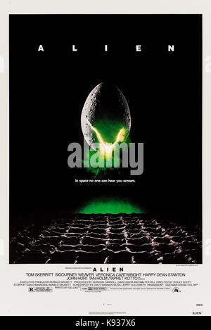 Alien (1979) unter der Regie von Ridley Scott mit Sigourney Weaver, Tom Skerritt, Ian Holm, Yaphet Kotto und John Hurt. Ripley und die Crew der Nostromo verwechseln eine Warnmeldung als Notruf und nehmen einen tödlichen Xenomorph auf, dessen strukturelle Perfektion nur durch seine Feindseligkeit gepaart ist. Foto von Original 1979 restauriert und mit Leinen hinterlegt US One Sheet Poster entworfen von Steve Frankfurt ***NUR REDAKTIONELLE VERWENDUNG***. Quelle: BFA / Twentieth Century Fox Stockfoto