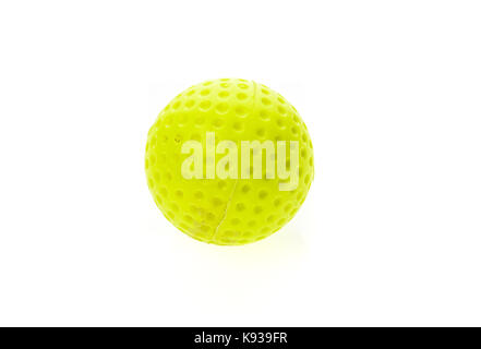 Fluoreszierende gelbe alt und dreckig und Golf ball isoliert auf Weiss. Farbe olfing Sportgeräte und Zubehör auf weißem Hintergrund. Stockfoto