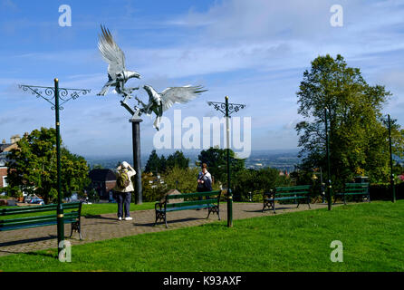 Um Great Malvern, einer kleinen Stadt in Worcestershire England UK Malvern bussarde Skulptur Stockfoto