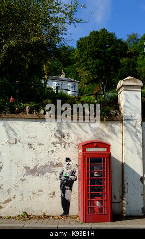 Um Great Malvern, einer kleinen Stadt in Worcestershire England UK Street Art und rote Telefonzelle Stockfoto