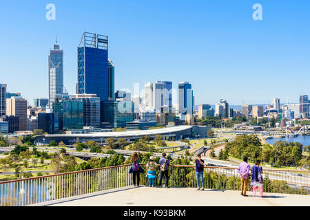 Leute, die an der Ansicht der Stadt Perth CBD von Kings Park, Western Australia, Australien Stockfoto