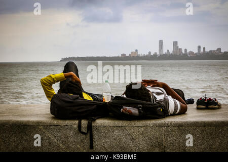 Ruhe Kumpels von Marine Drive in Mumbai, Indien Stockfoto