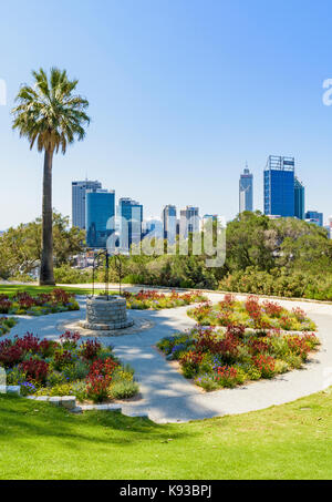 Blick auf die Stadt Perth CBD vom Rotary Wunschbrunnen Garten in Kings Park, Western Australia, Australien Stockfoto