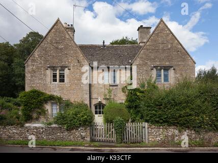 Stein, halb-freistehende Cottages in Lower Slaughter Dorf, Gloucestershire, England. Stockfoto