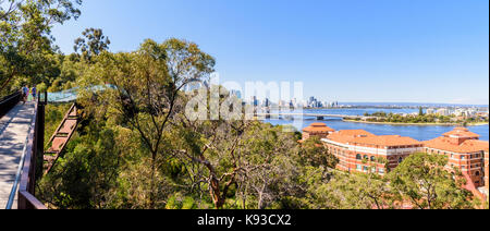 Panorama von Kings Park Lotterywest Föderation Gehweg Brücke mit Blick in Richtung Stadtzentrum von Perth, und die Old Swan Brauerei, Western Australia Stockfoto