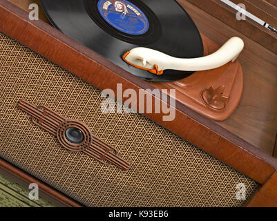 Vintage Radio-Grammophon mit einer Schallplatte Stockfoto