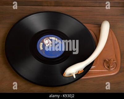 Vintage Radio-Grammophon mit einer Schallplatte Stockfoto